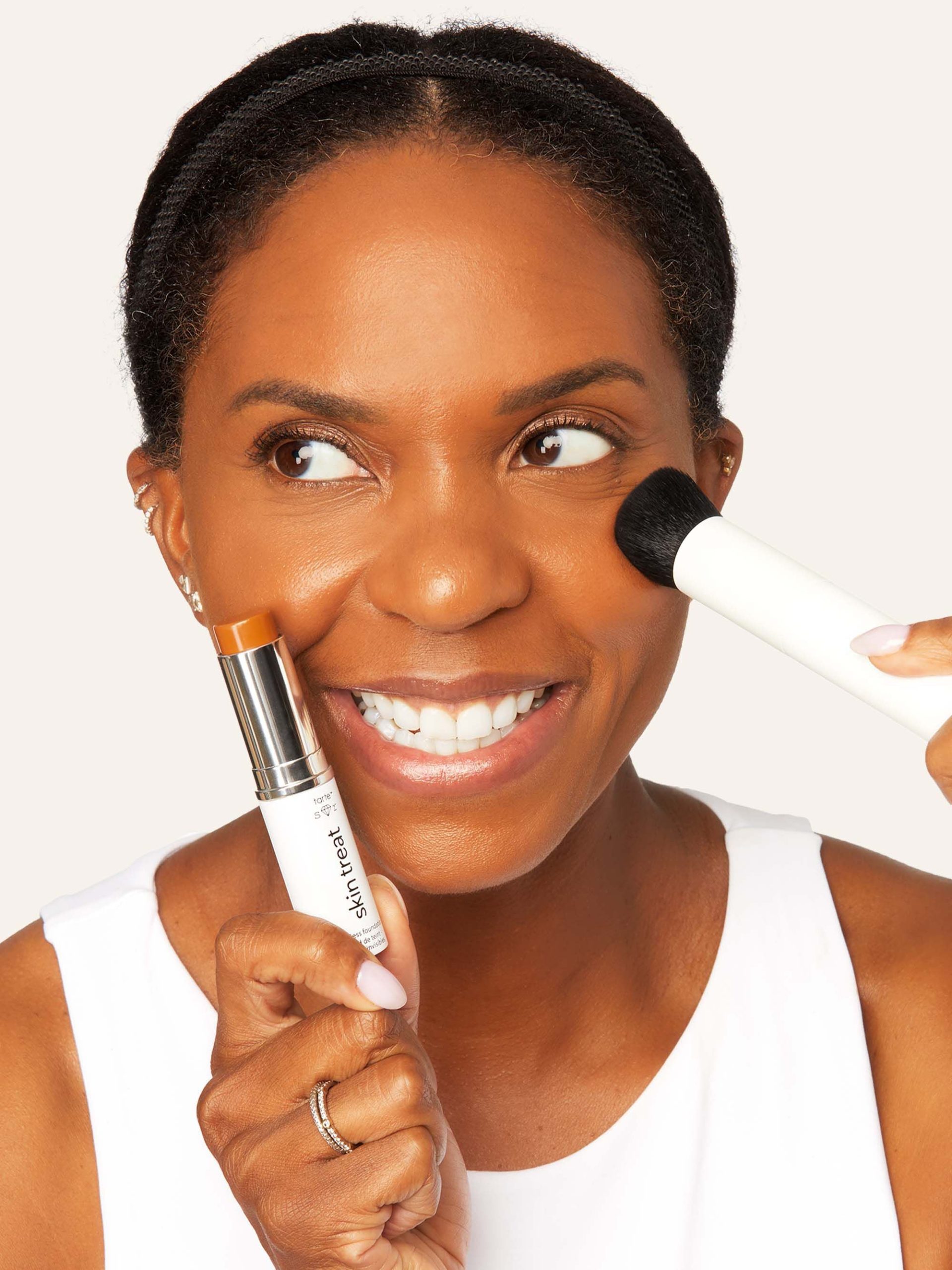 common__2595-2657-skin-treat-poreless-foundation-stick-ALT-1__05.jpg
