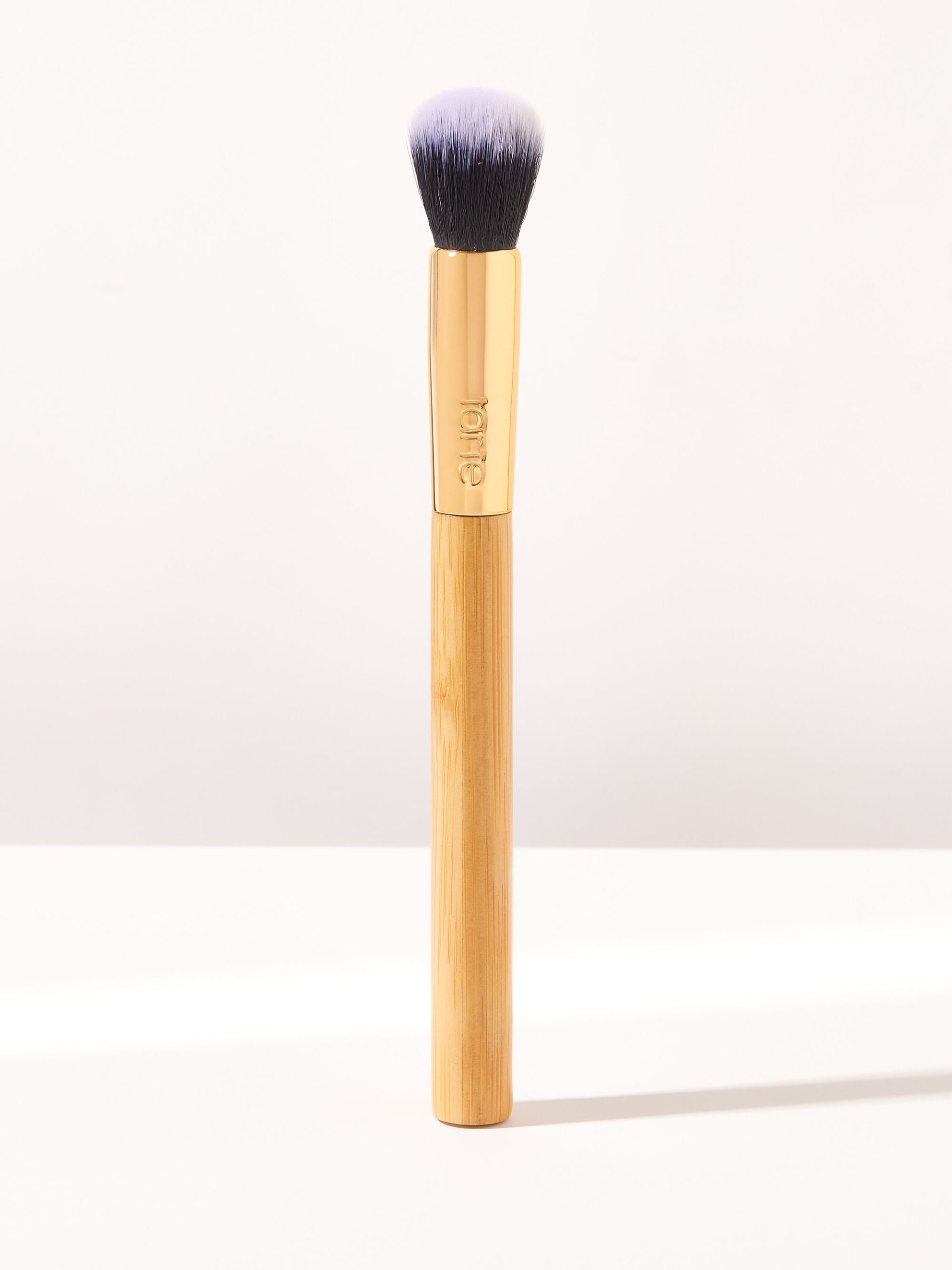 common__3082-3082-large-medium-coverage-concealer-brush-MAIN__01.jpg