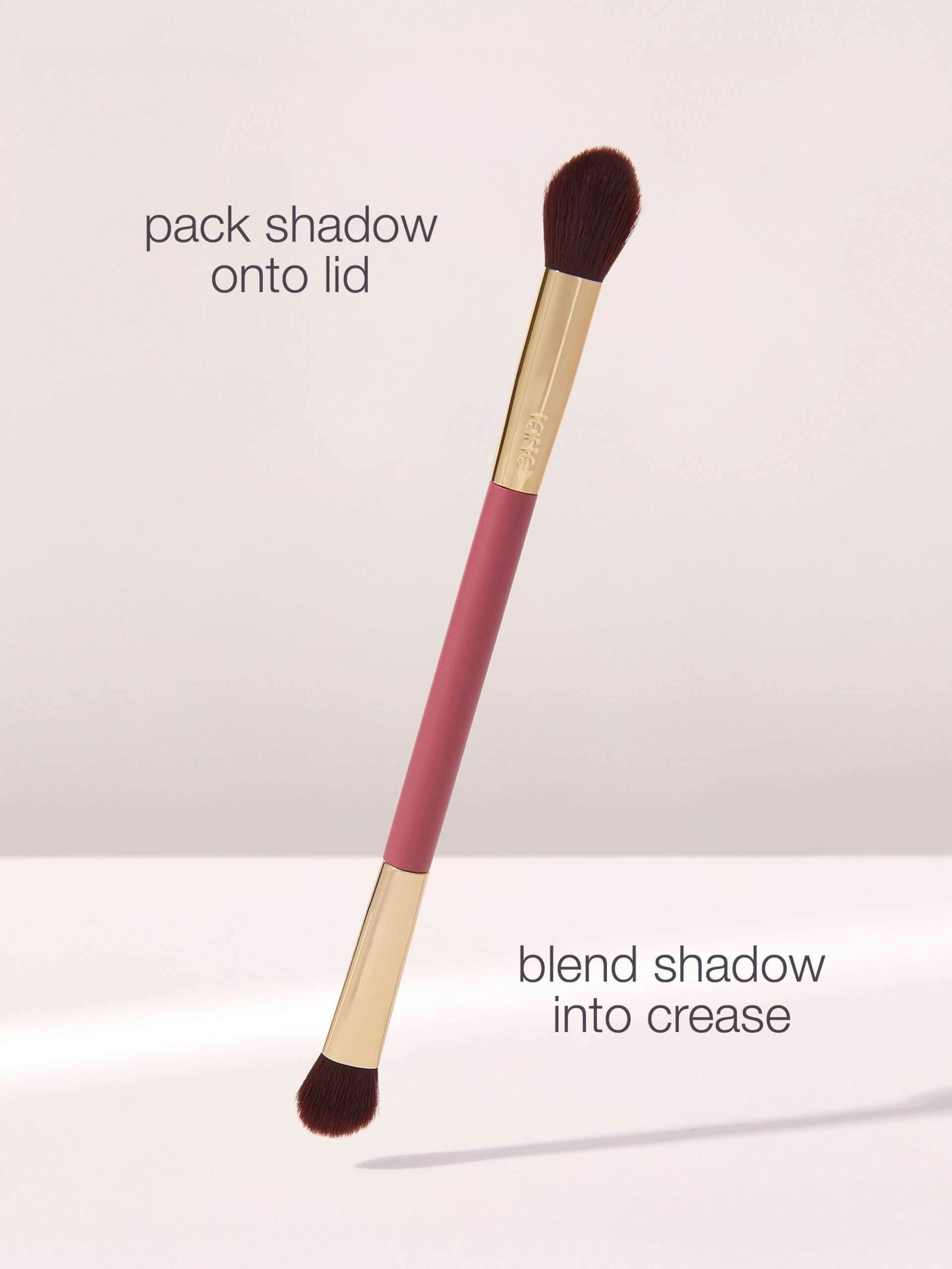 common__Everyday-essentials-eye-shadow-brush__02.jpg
