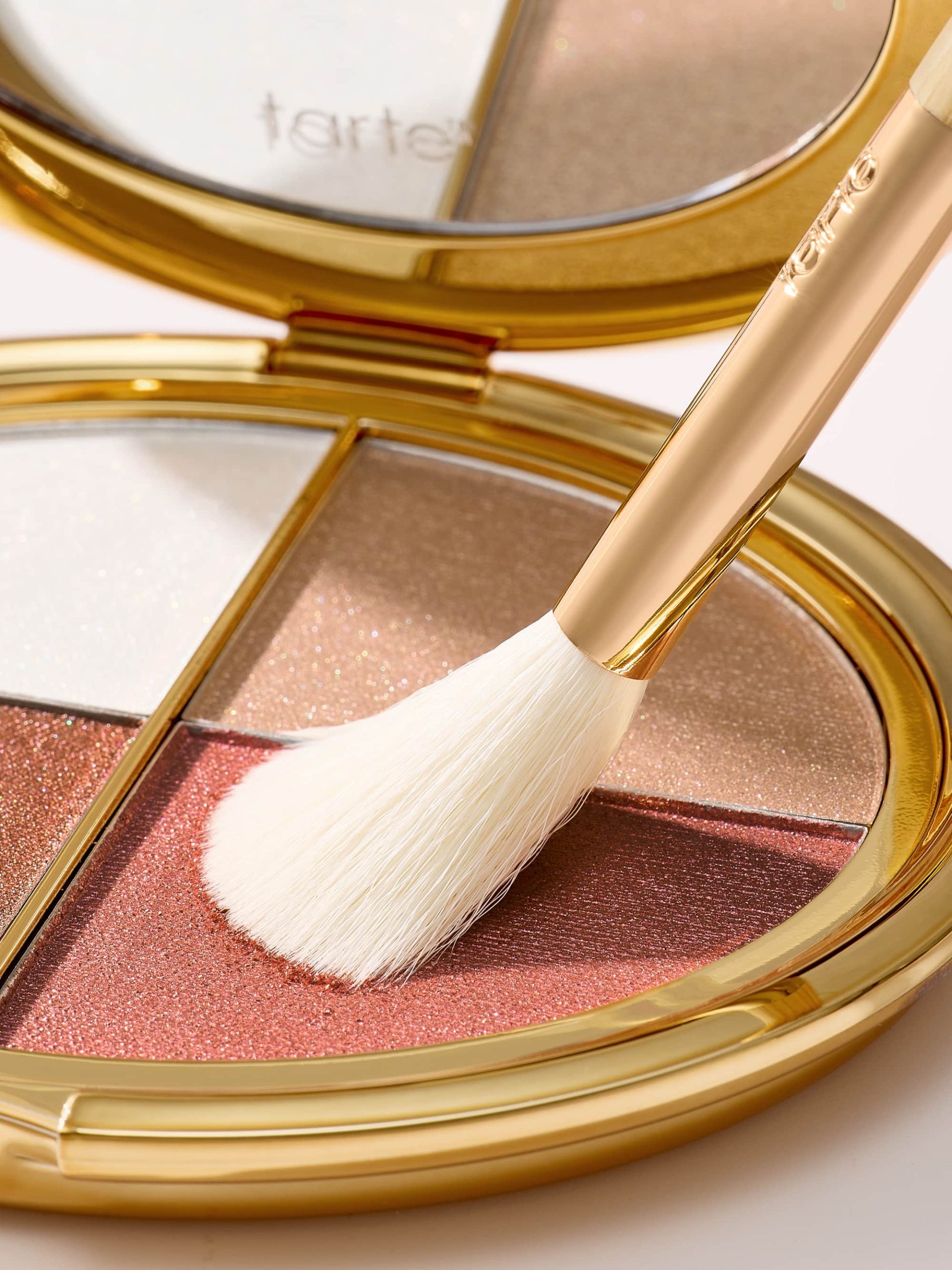 common__glow-wardrobe-brush__04.jpg
