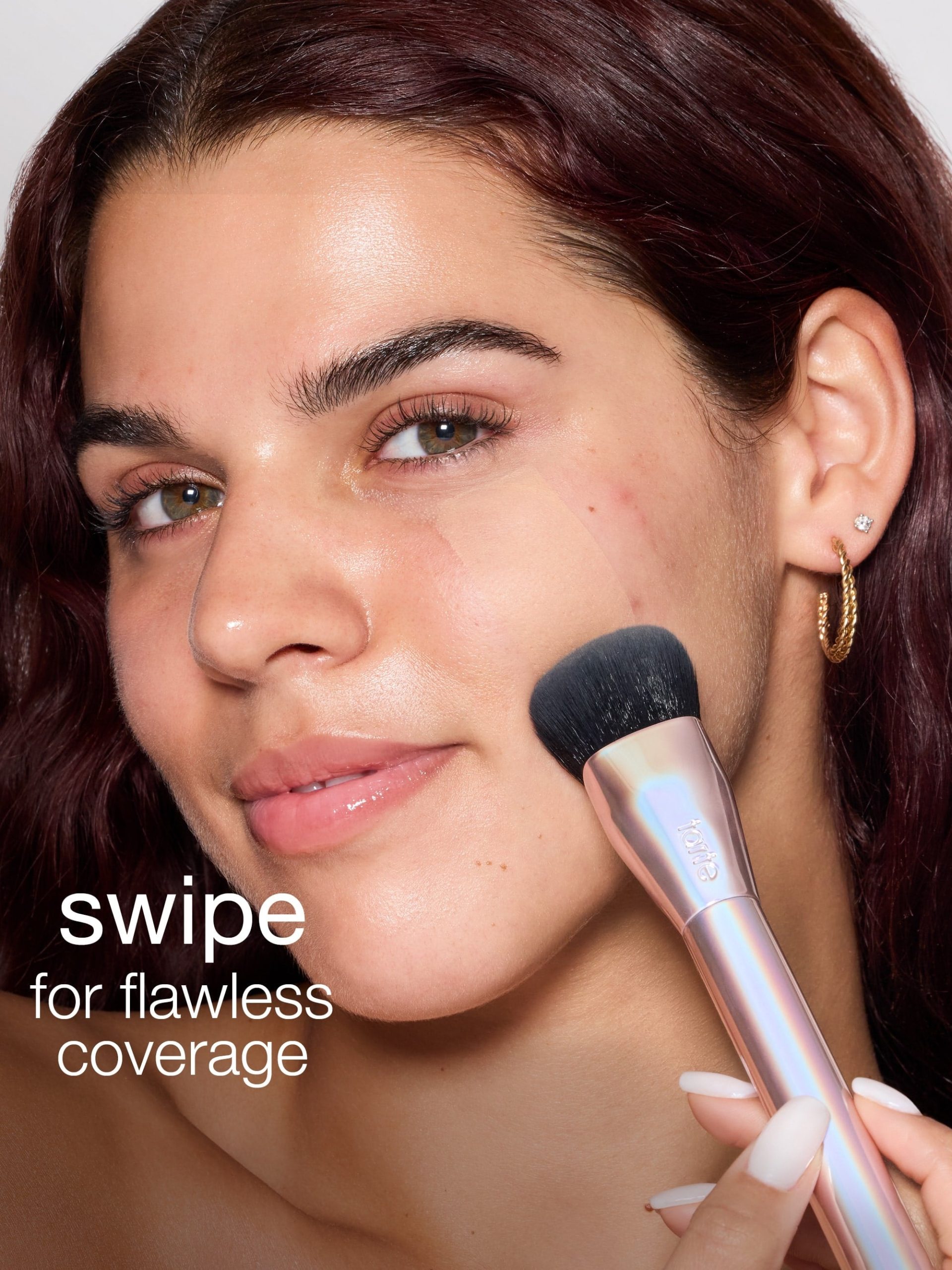 common__shape-tape-pressed-powder-brush__02.jpg